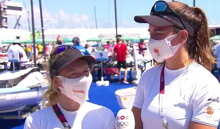 <p>Annemiek en Annette Duetz voor de camera van de NOS.</p>
