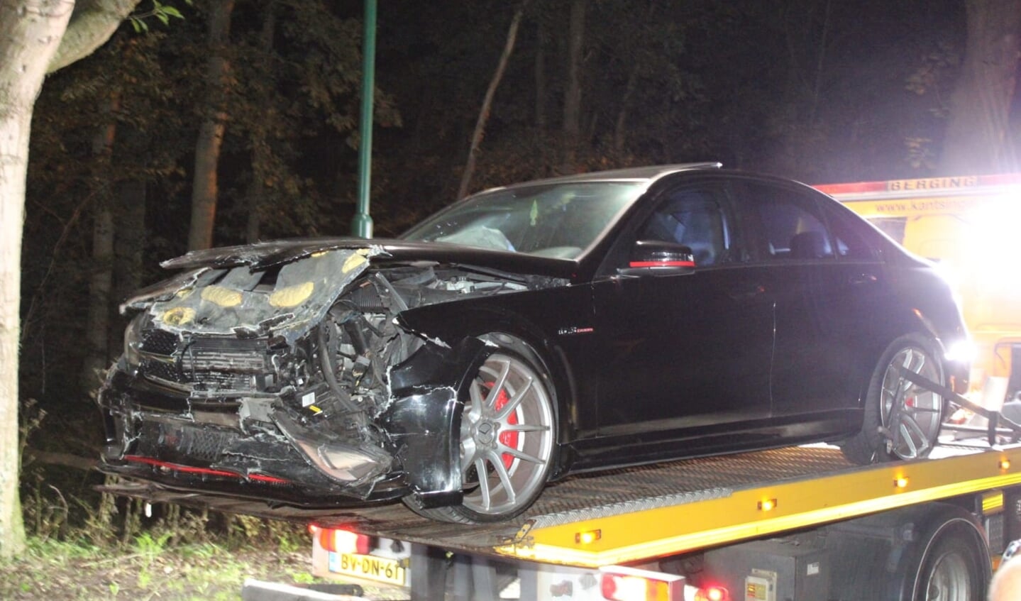 Twee auto's total-loss na ongeluk in Nistelrode.