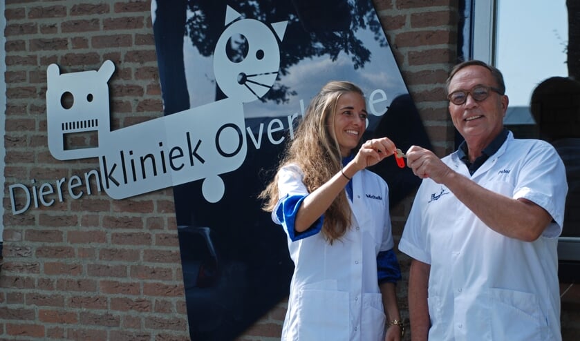 Peter van Zweeden (rechts) draagt zijn dierenartspraktijk over aan Michelle Heskes.