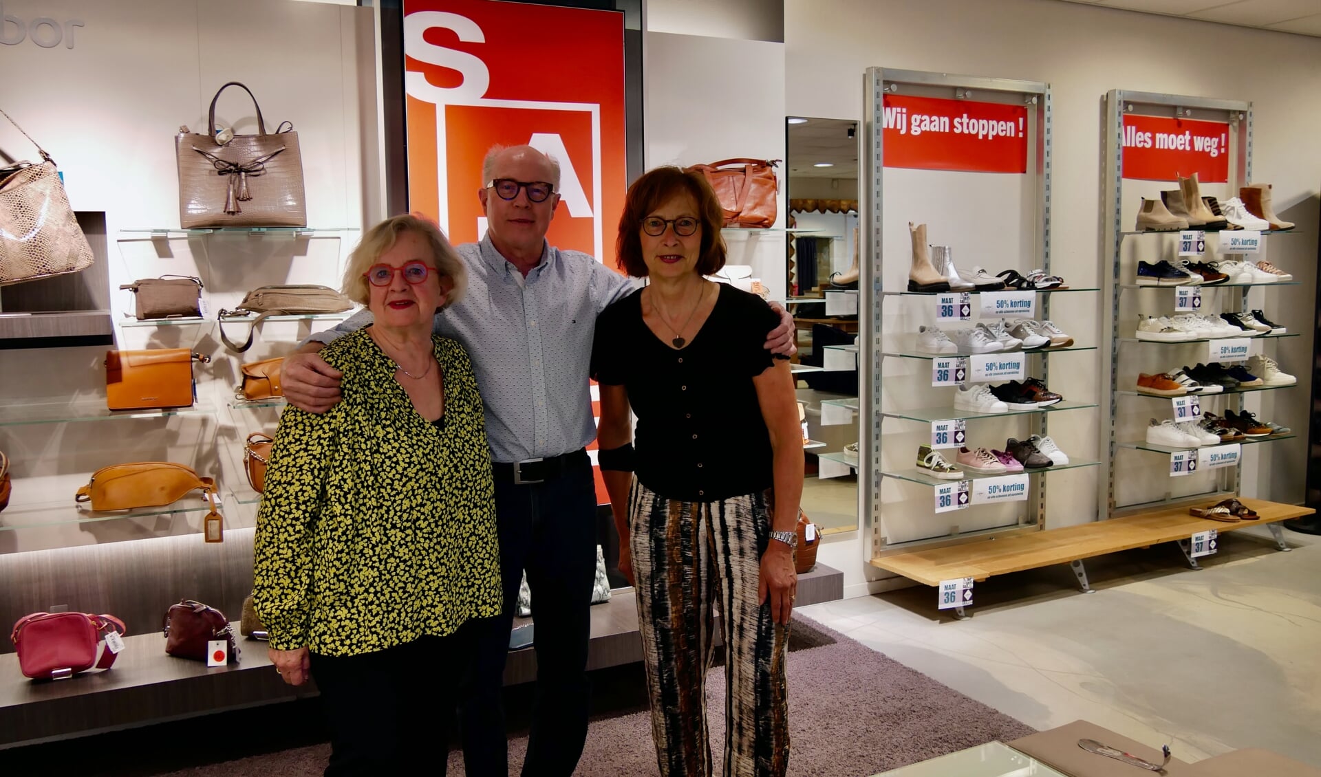 Anneke, Stephan en Rika van den Hoogen nemen afscheid van Van Es Shoes, Bags & Fashion.