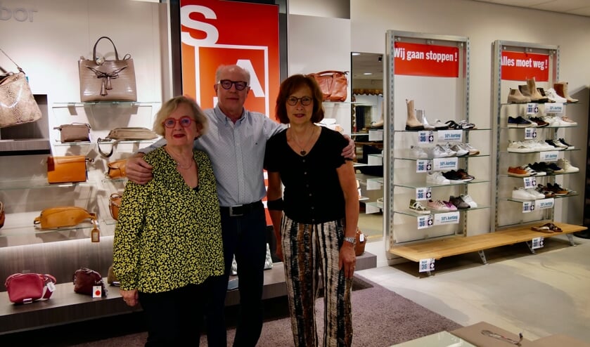 <p>Anneke, Stephan en Rika van den Hoogen nemen afscheid van Van Es Shoes, Bags & Fashion.</p>