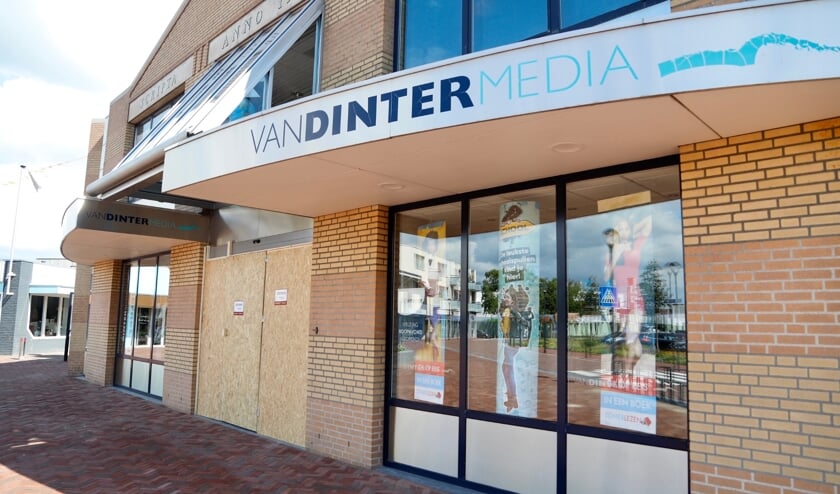 Met dichtgetimmerde ramen kon de boekhandel maandagmiddag weer open.