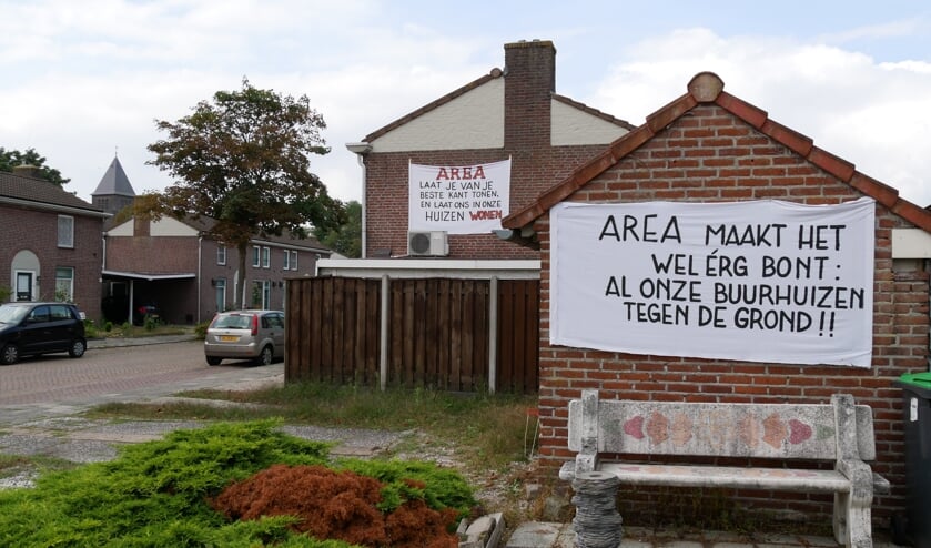 <p>Door de hele straat hangen spandoeken. Ook de naaste buren maken hun steun kenbaar.</p>