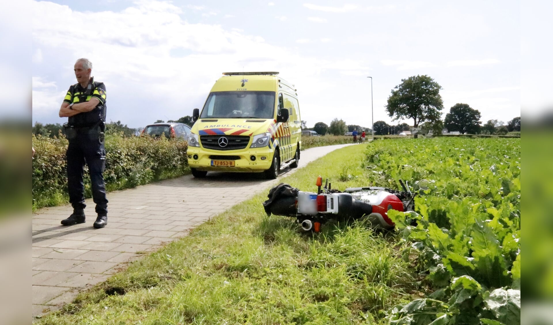 Een motorrijder raakte zondagmiddag gewond aan arm en hand. Zijn voertuig belandde in de berm. (Foto: SK-Media)