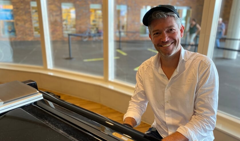 <p>Pim van Dongen is de vaste pianist van ziekenhuis Bernhoven in Uden.</p>