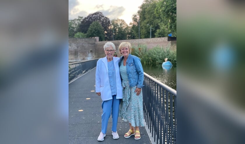 <p>De Bossche Bol XL gaat deze week naar Jennie Rutten (links) uit Den Bosch. Zij is voorgedragen door dochter Wilma Bouhuys (rechts).</p>