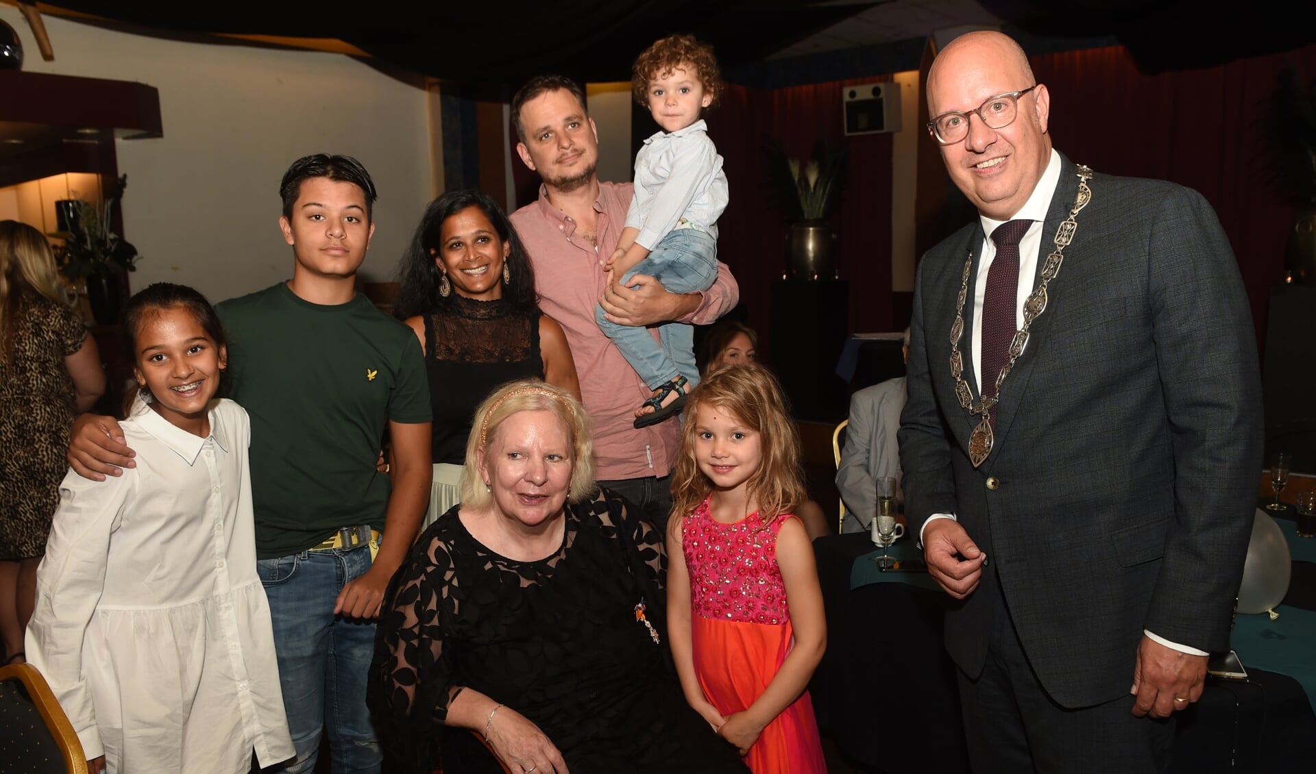 Annelies van de Ven kreeg de onderscheiding uitgereikt in het bijzijn van kinderen, kleinkinderen en de burgemeester. (Foto: Henk van Esch) 