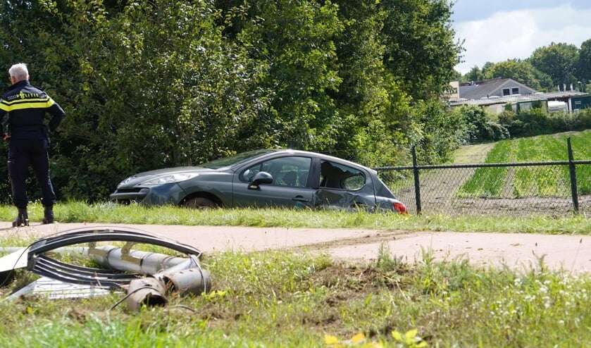 De lantaarnpaal is volledig uit de grond getrokken.