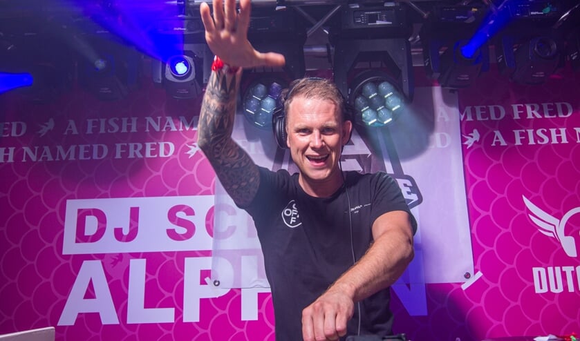 <p>DJ Dawnfire alias Jaimy Ernste tijdens de recente Harder Styles DJ-Marathon in Alphen aan de Rijn.</p>
