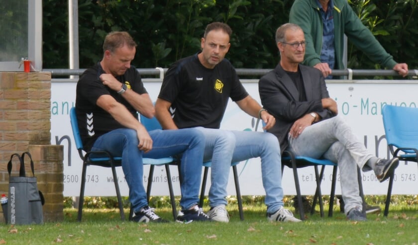 <p>SSS'18-trainer Michel Kuijpers (midden) hoopt dit seizoen te kunnen verrassen met zijn ploeg in de eerste klasse. 'We laten ons niet op voorhand afschrijven.' </p>