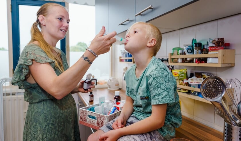 <p>"Het gevoel dat ik mijn kindje volprop met medicijnen die gewoon heel veel bijwerkingen hebben. Dat is wel wat mij het meeste raakt…,” zegt Froukje, de moeder van Bay (7).</p>