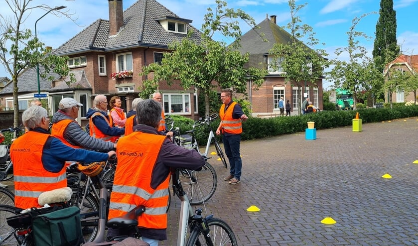 <p>Beugen, deelnemers krijgen instructies en tips.</p>