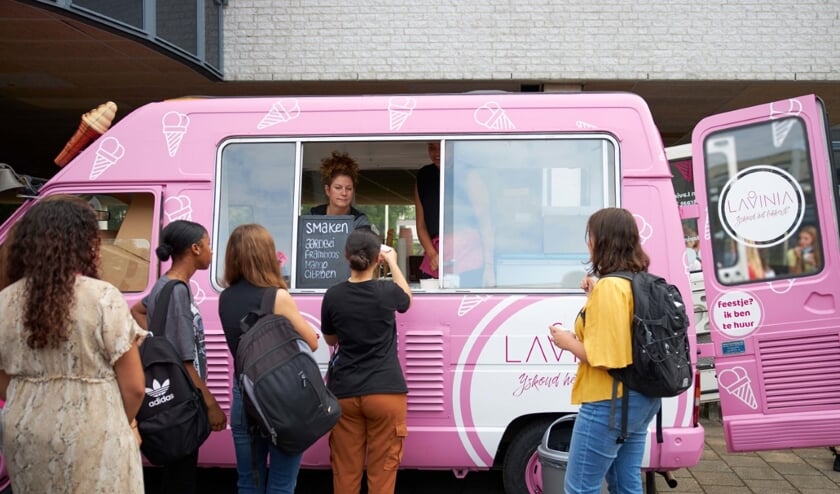 <p>Een mijlpaal: het ds. Pierson College bestaat 100 jaar! Het jubileumjaar werd afgelopen week feestelijk afgetrapt. Zo werden alle leerlingen getrakteerd op een ijsje.</p>
