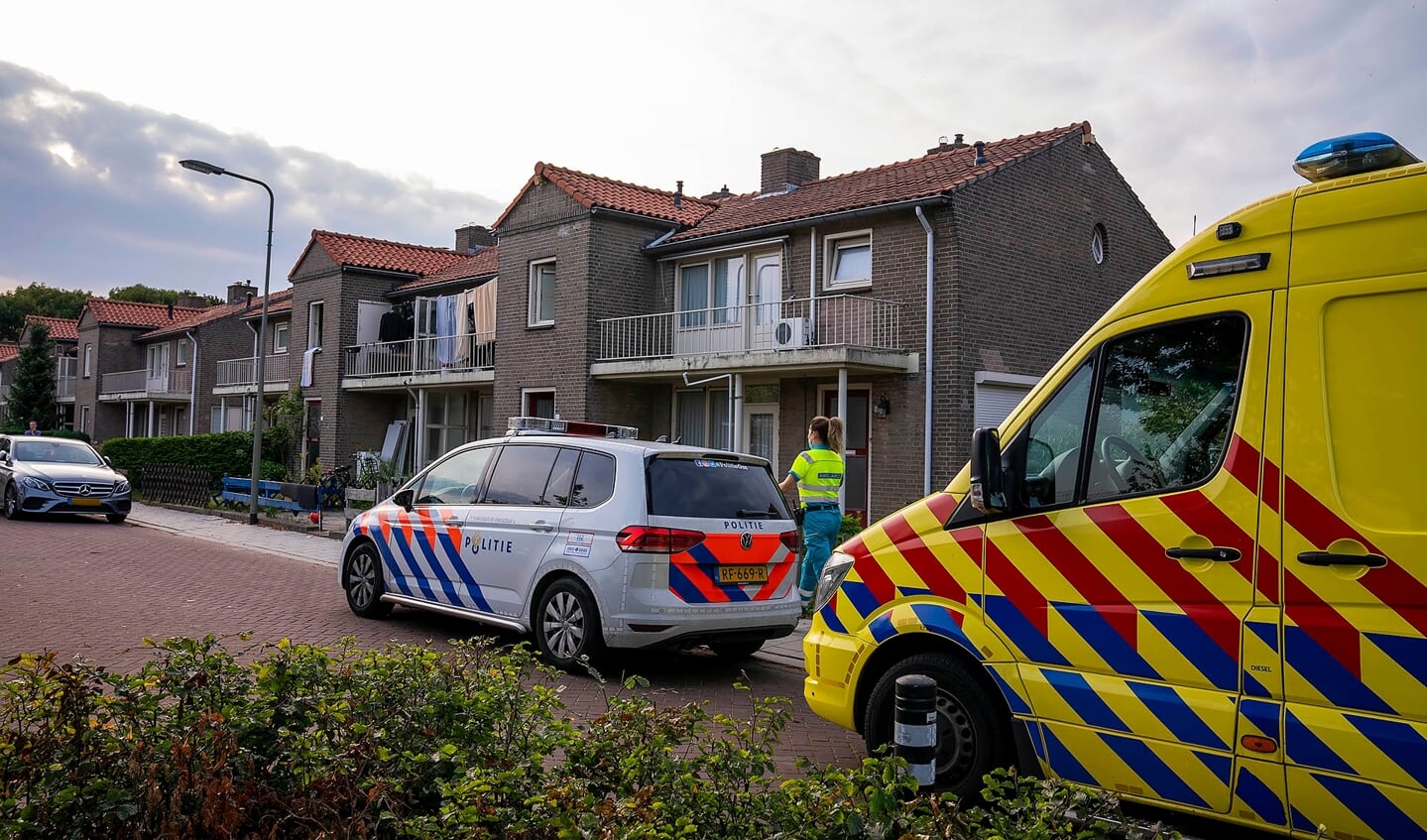 Hulpdiensten in Heischeutstraat na steekpartij. (Foto: Gabor Heeres, Foto Mallo)