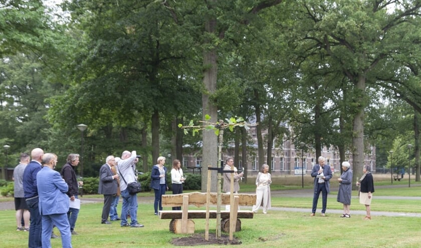 <p>De toespraak van Tom van Mierlo tijdens de feestelijke bijeenkomst op zaterdag 11 september op Zorgpark Voorburg. (Foto: Evelien Gerrits)</p>