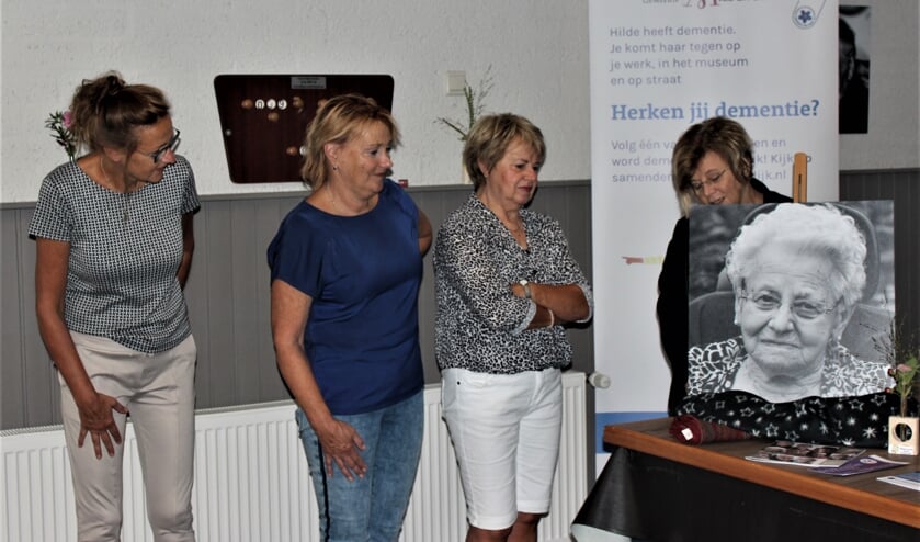 <p>Thea, José, Riekie en Tiny zijn trots op hun altijd zorgzame moeder/schoonmoeder Cato.</p>