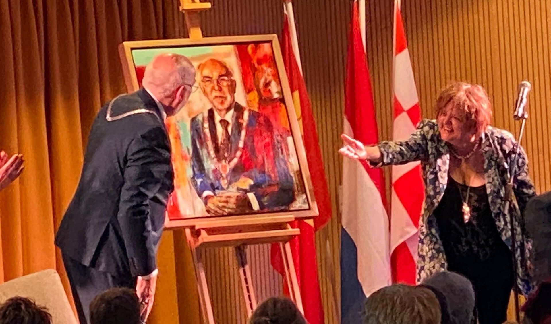 Burgemeester Karel van Soest werpt een blik op zijn portret. Rechts schilderes Marta Jedrysko.