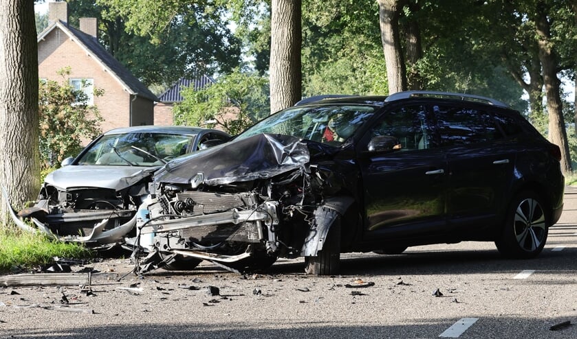 Frontale botsing in Heesch.(Foto: Charles Mallo, Foto Mallo)