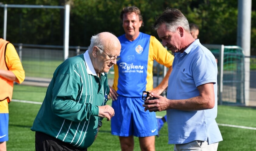 <p>Ben van den Oetelaar wordt bedankt voor bewezen diensten door Blauw Geel-voorzitter Edwin van den Boom.</p>