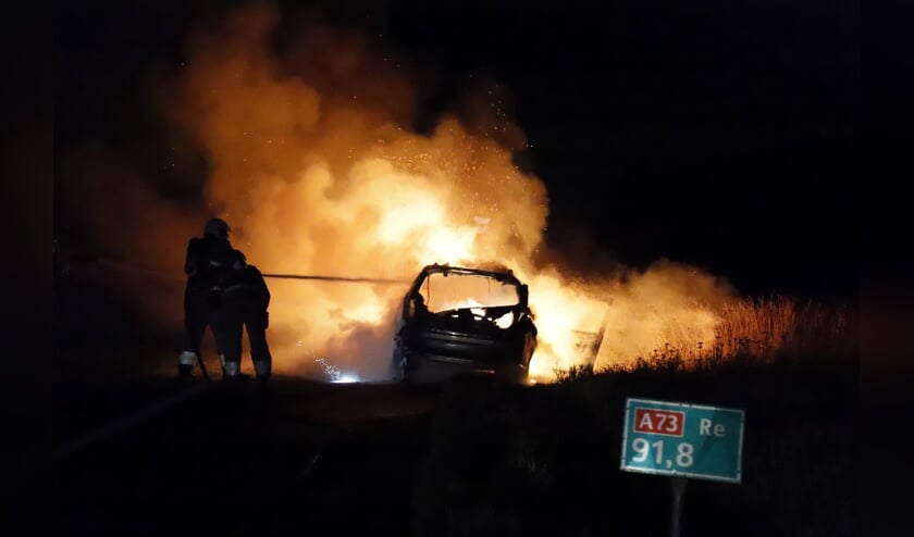 Het voertuig brandde volledig uit.