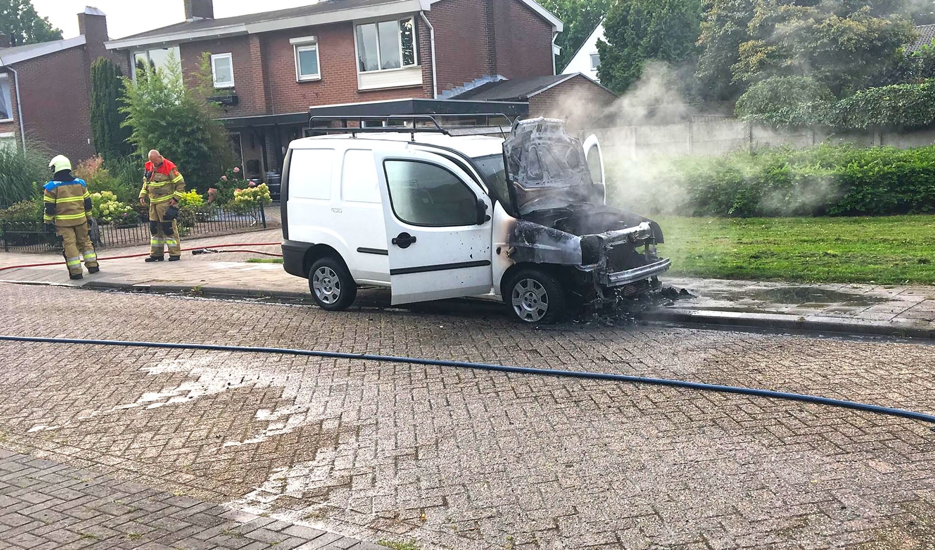 Autobrand in Gerrit van der Veenstraat. (Foto: Gabor Heeres, Foto Mallo)
