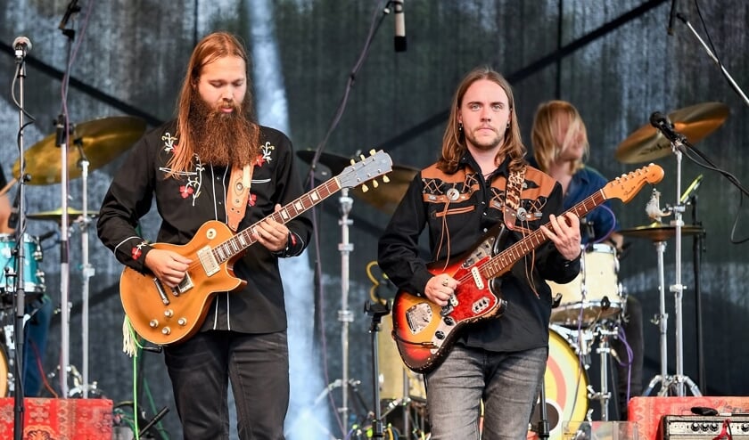 <p>Leif de Leeuw is de beste bluesrock gitarist van de Benelux.</p>