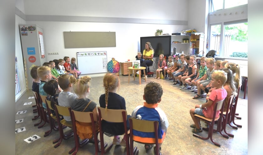 <p>Juf Lieke van Duren van groep 2 en 3 legt alvast uit wat er deze eerste schooldag allemaal op het programma staat. </p>