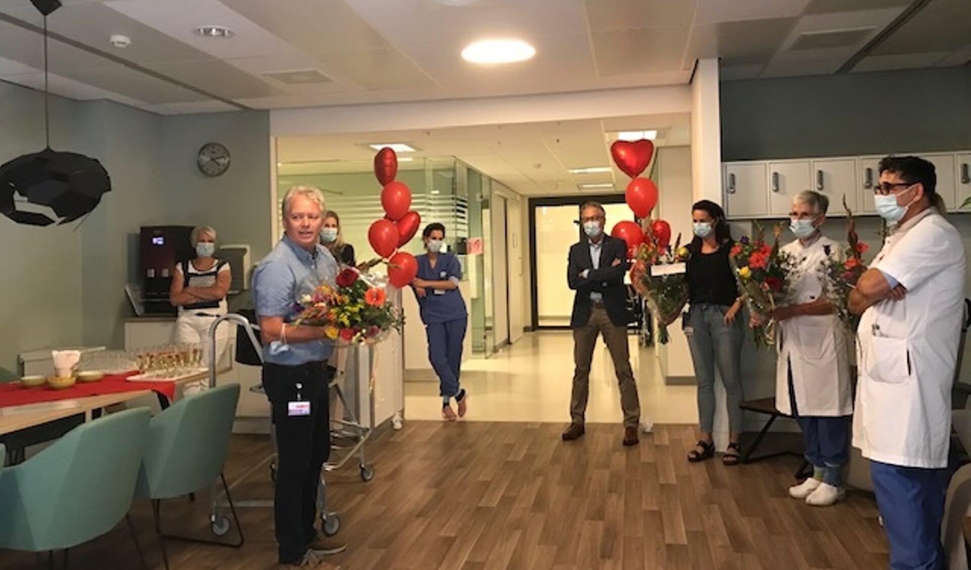 Unithoofd Cardiologie Riny van der Ven (links) spreekt zijn collega’s toe tijdens de opening van de hartlounge.
