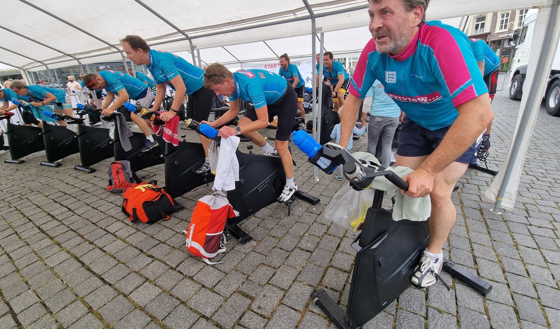 De spinningmarathon die zondag werd gehouden op de Markt heeft het prachtige eindbedrag van 36.067 opgebracht. (Foto: Henk van Esch)