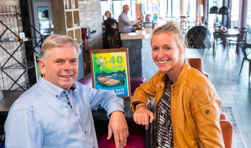 <p>Voorzitter Hans Kanters en parkeigenaar Hanneke Ketelaars in het paviljoen van De Krekel (foto Ad van de Graaf).</p>