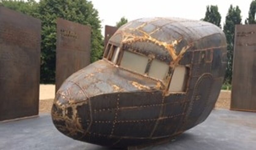 Het door de Lindense kunstenaar Ruud Schrijvershof gemaakte monument omvat de cockpit van het vliegtuig en daarbij informatie over de gesneuvelde militairen.