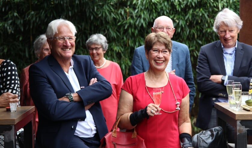 De leden van sportclub De Hartenjagers uit Den Bosch hebben op zaterdag 25 september Tom Anten (links) in het zonnetje gezet. Rechts naast hem zijn echtgenote Bella.