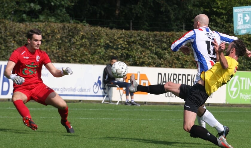 <p>Doelman Ralph Vos zal deze aanval pareren. Lars van Geelkeren is nabij</p>