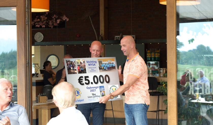 <p>De Lionsclub doneert €5000 euro aan stichting Mysa Nairobi en Save the Children.</p>