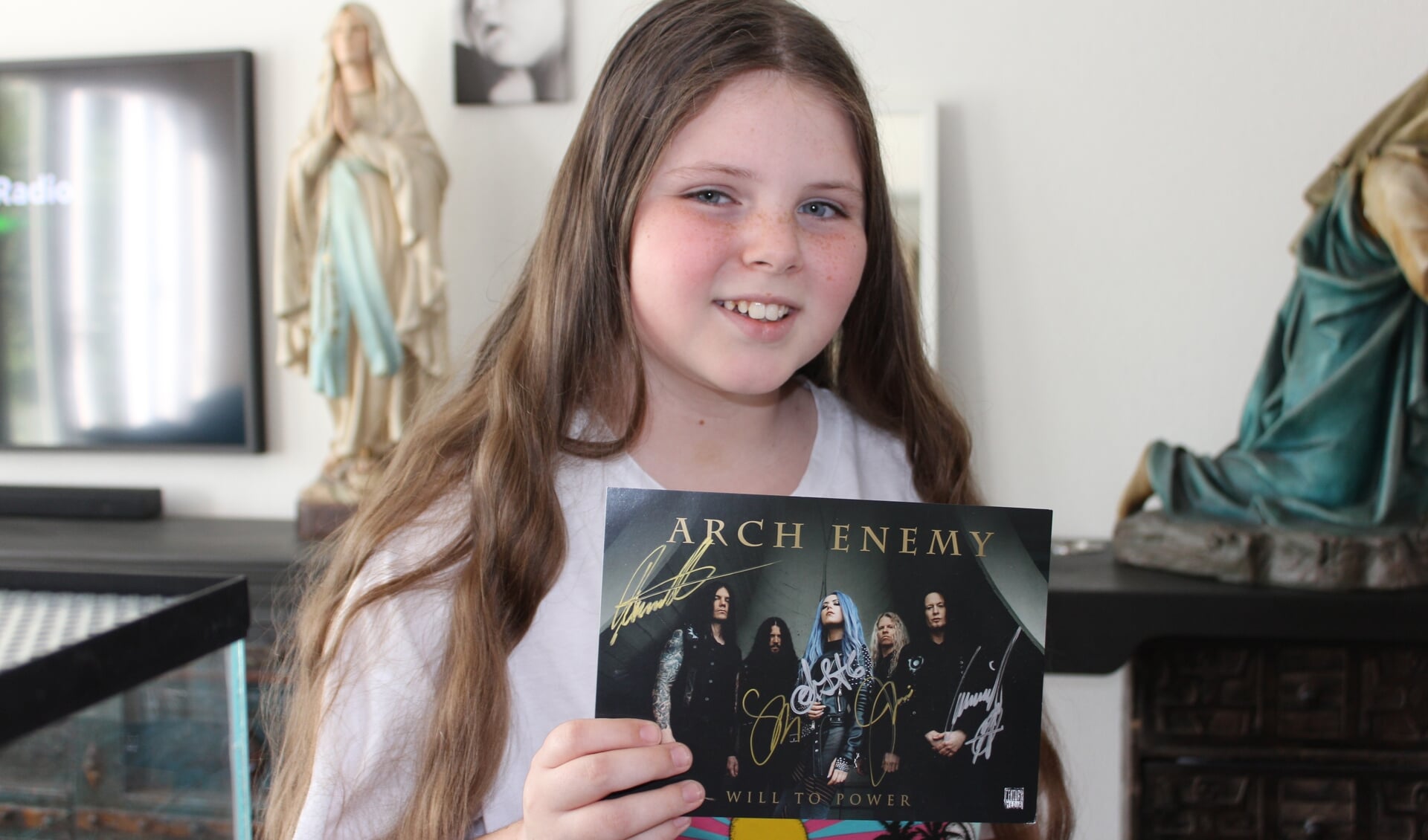 De grootste inspiratiebron van de 10-jarige 'grunter' Nova Huijben uit Rosmalen is toch wel de band Arch Enemy. (Foto: Wendy van Lijssel)