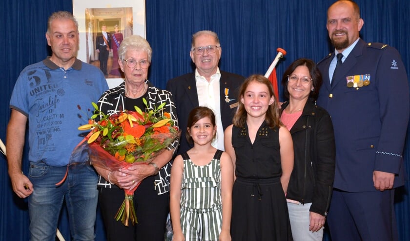<p>Huub omringd door zijn familie tijdens de uitreiking. (foto: Henk Lunenburg)</p>