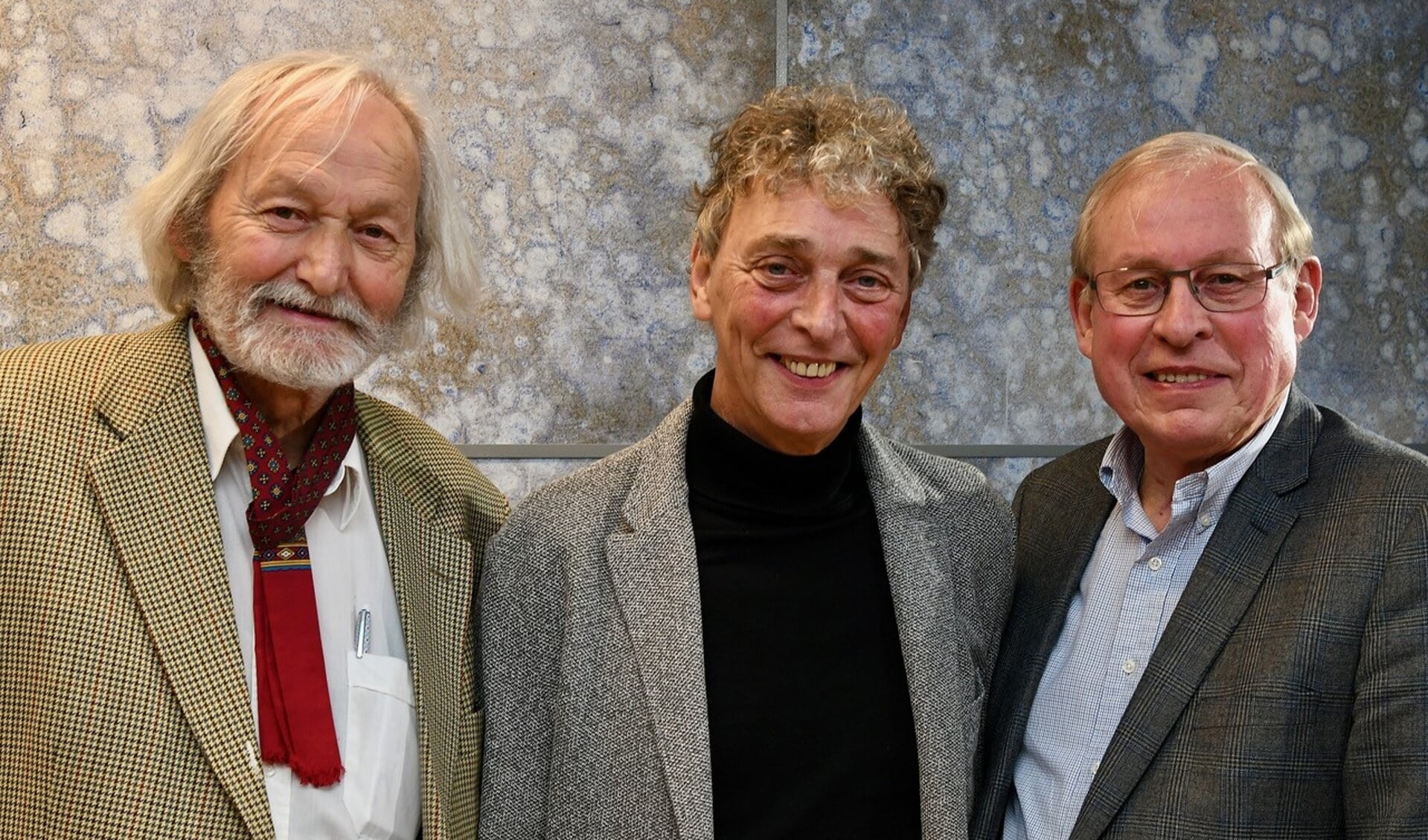 De auteurs van 'Èn gij geleuft dè!' met van links naar rechts Cor Swanenberg, Riny Boeijen, Henk Janssen.