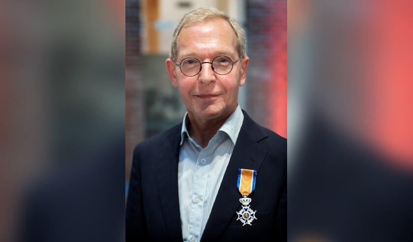 De koninklijke onderscheiding werd overhandigd door de burgemeester van Sint-Michielsgestel, Han Looijen, en opgespeld door zijn echtgenote Anny Sanders. Foto: Marc Bolsius
