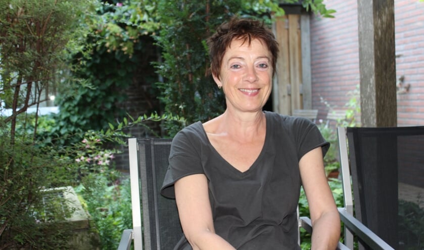 <p>Mieke Aalderink neemt jong en oud bij de hand en mee in de verhalen die ze vertelt.</p>