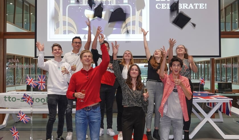 <p>Een feestelijke ceremonie om tweetalig onderwijs af te sluiten!</p>