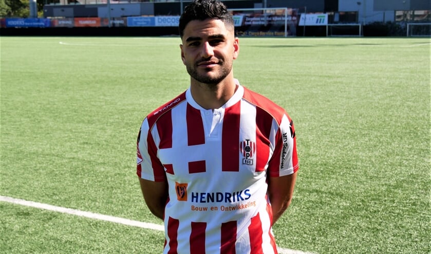 <p>Hüseyin Dogan op het veld van TOP Oss.</p>
