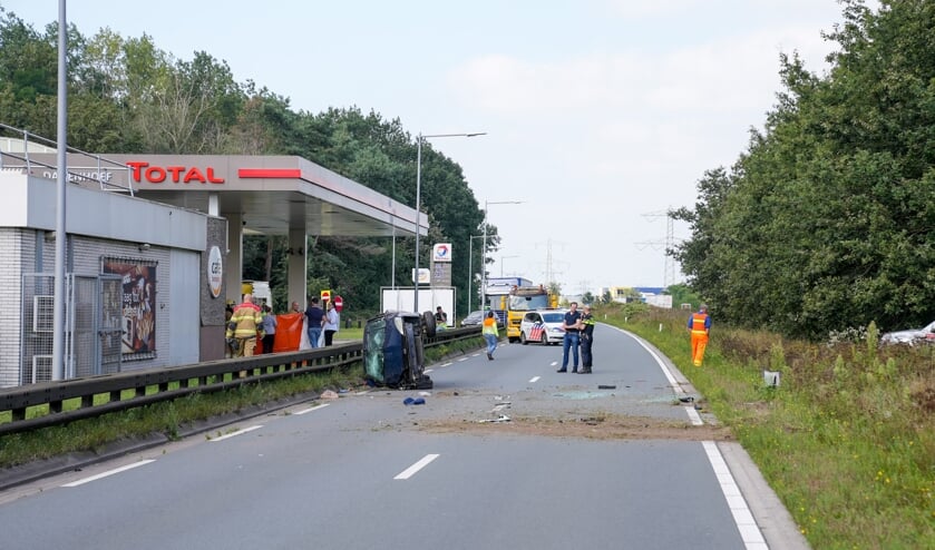 Automobiliste op Graafsebaan uit auto geslingerd. (Foto: Gabor Heeres, Foto Mallo)