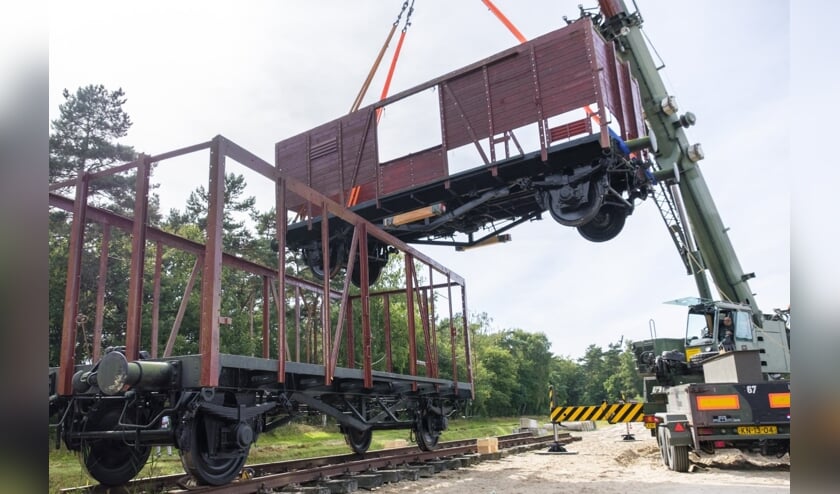 <p>Genisten van de Koninklijke Landmacht hebben op 20 en 21 september twee historische treinwagons vanuit Herinneringscentrum Kamp Westerbork naar de Van Brederodekazerne in Vught vervoerd. </p>