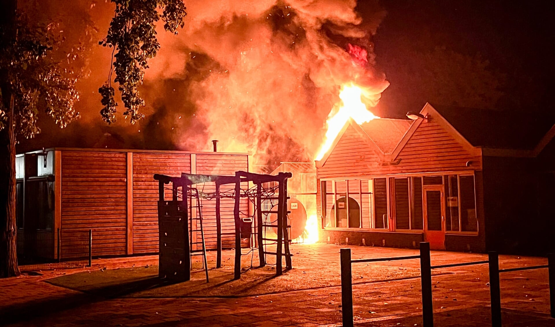Uitslaande brand in basisschool John F. Kennedy. (Foto: Gabor Heeres, Foto Mallo)