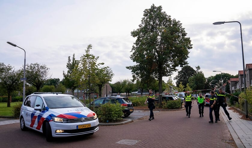Hulpdiensten in Heischeutstraat na steekpartij. (Foto: Gabor Heeres, Foto Mallo)