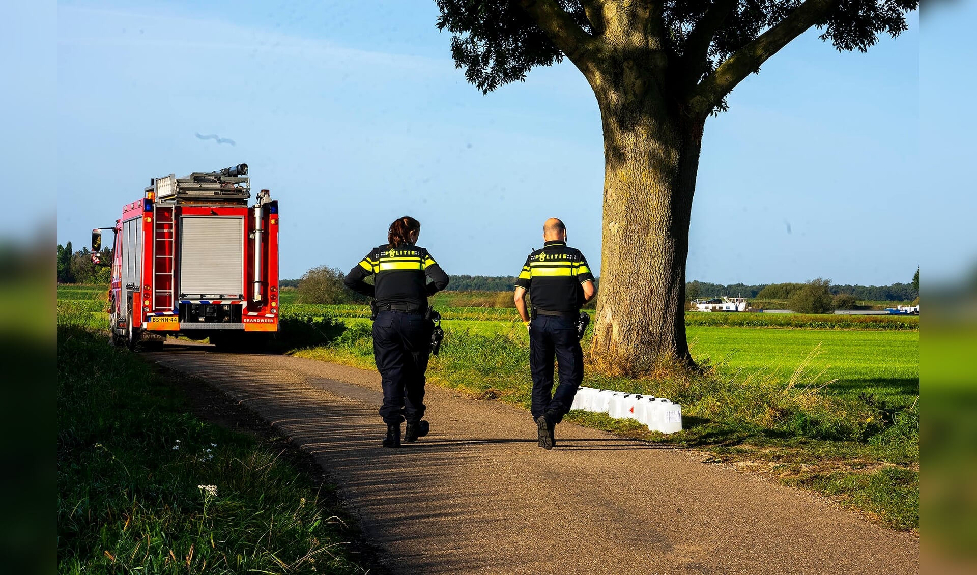 Vaten drugsafval gevonden in Berghem en Megen. (Foto: Gabor Heeres, Foto Mallo)