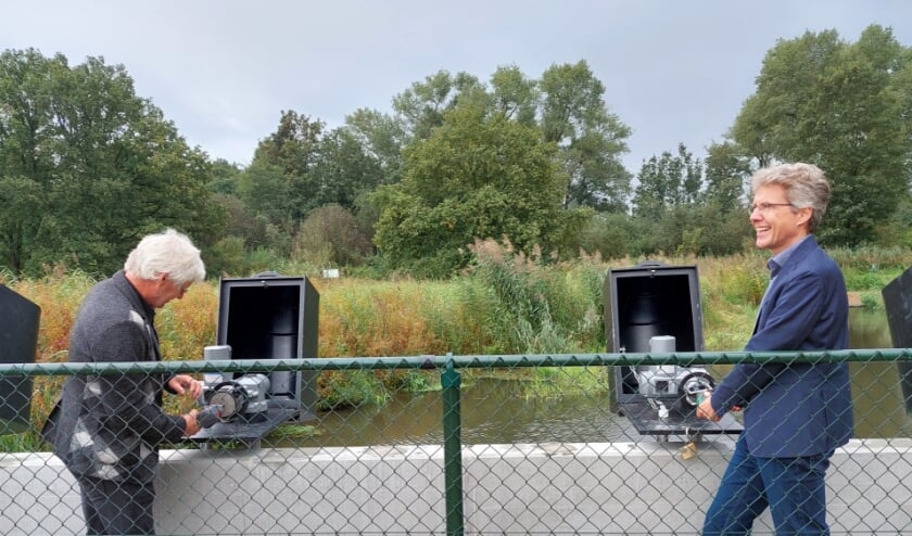 <p>Peter van Dijk en directeur Brabants Landschap Joris
Hogenboom zetten de nieuwe inlaat officieel in werking.</p>