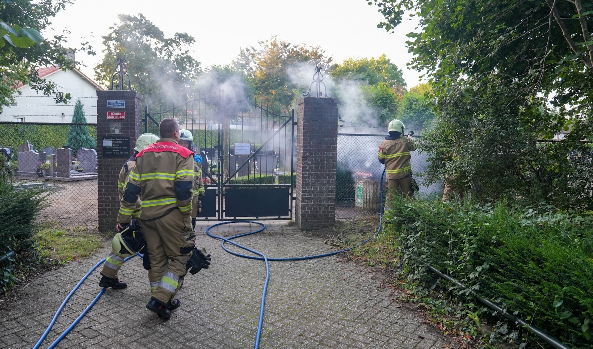 Opnieuw brand in De Vlasakkers, dit keer op begraafplaats. (Foto: Gabor Heeres, Foto Mallo)