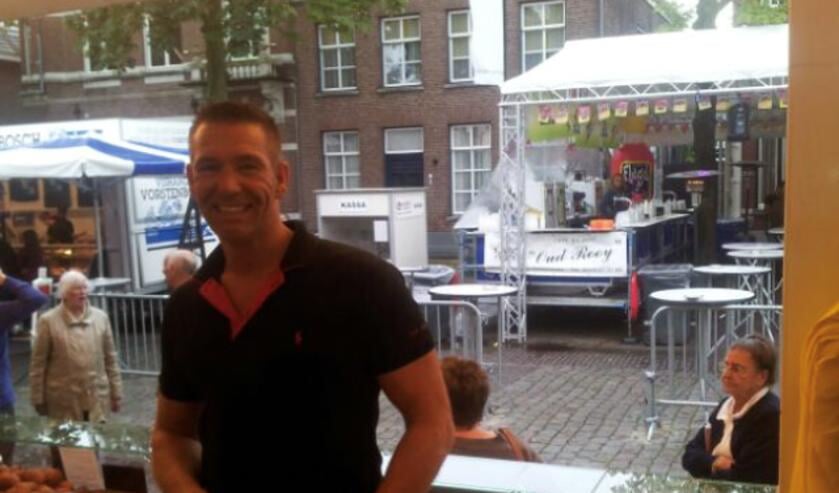 <p>Aart is met zijn oliebollenkraam inmiddels een bekend gezicht op de Cuijkse kermis.</p>