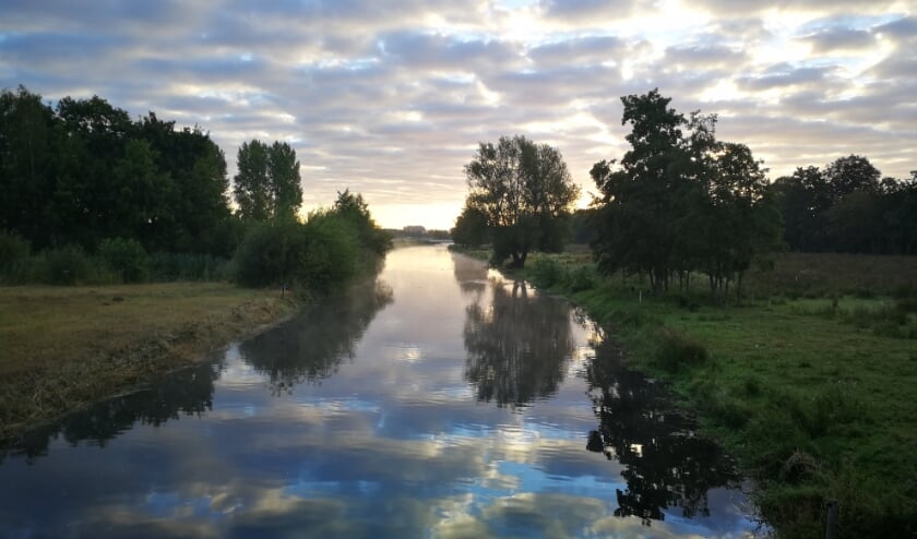 Hoofdprijswinnaar Gijs over zijn foto: “Als ik vanuit Boxtel naar mijn school in Sint- Michielsgestel fiets, dan zie ik soms hele mooie natuur. Op deze ochtend zag ik de Dommel schitteren dus nam ik meteen een foto!.”